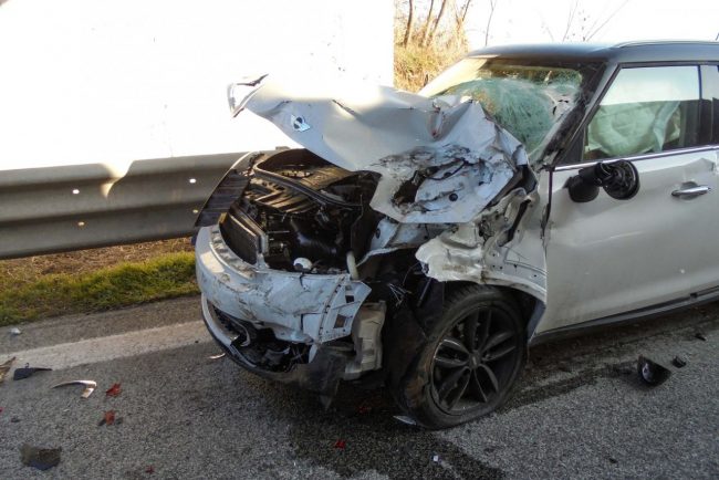 incidente-morrovalle-piediripa-superstrada-camion-rovesciarto-3-650x434