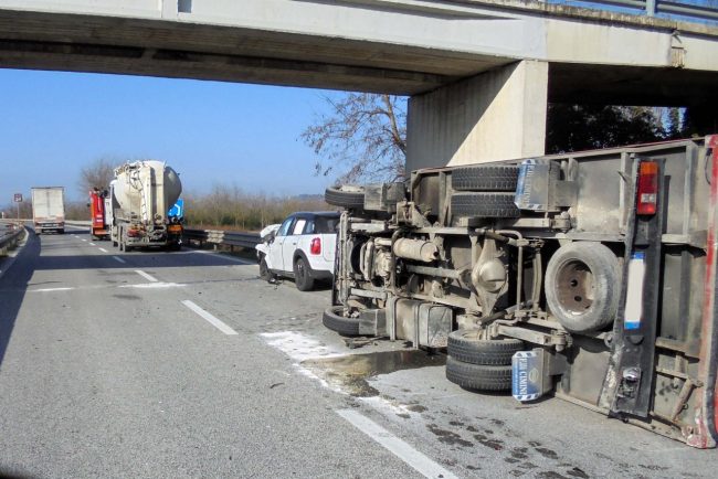incidente-morrovalle-piediripa-superstrada-camion-rovesciarto-4-650x434