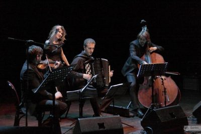 Stampe-del-Cielo-Bottega-Teatro-Marche-Paola-Giorgi-Vojage-Trio-2-400x267