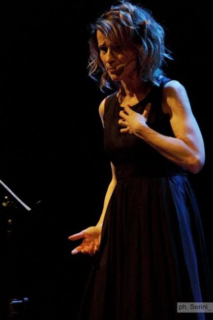 Stampe-del-Cielo-Bottega-Teatro-Marche-Paola-Giorgi-Vojage-Trio-3-433x650