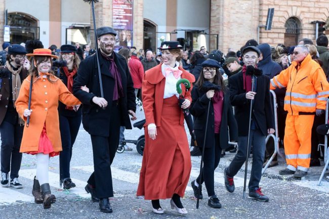 carnevale-carri-gruppi-mascherati-civitanova-FDM-12-650x433