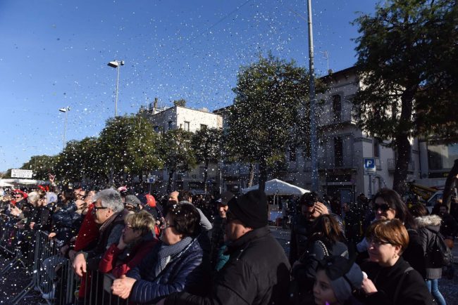 carnevale-carri-gruppi-mascherati-civitanova-FDM-14-650x434