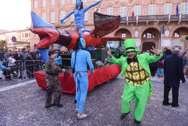 carnevale-carri-gruppi-mascherati-civitanova-FDM-18-650x434