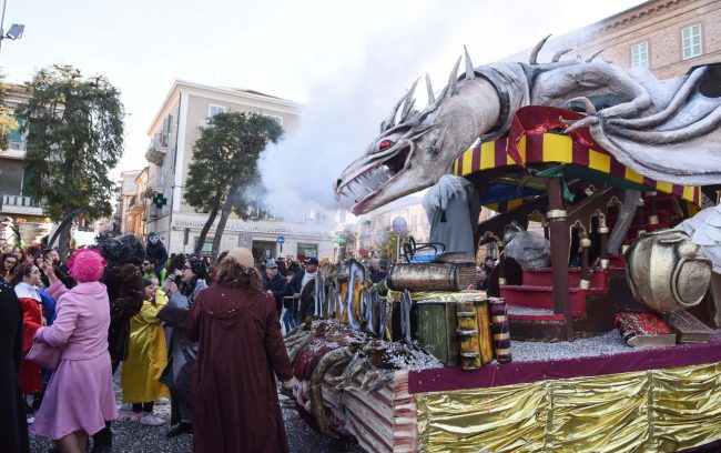 carnevale-carri-gruppi-mascherati-civitanova-FDM-23-650x408