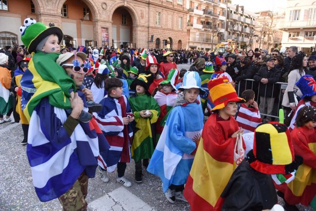 carnevale-carri-gruppi-mascherati-civitanova-FDM-25-650x434