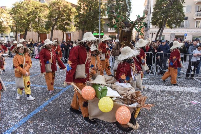 carnevale-carri-gruppi-mascherati-civitanova-FDM-26-650x434