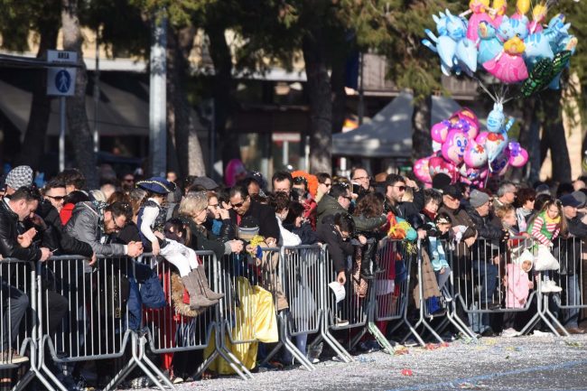 carnevale-carri-gruppi-mascherati-civitanova-FDM-32-650x433
