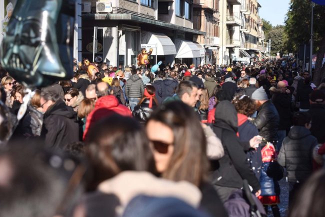carnevale-carri-gruppi-mascherati-civitanova-FDM-33-650x434