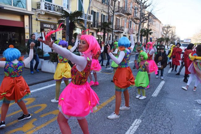 carnevale-carri-gruppi-mascherati-civitanova-FDM-5-650x434