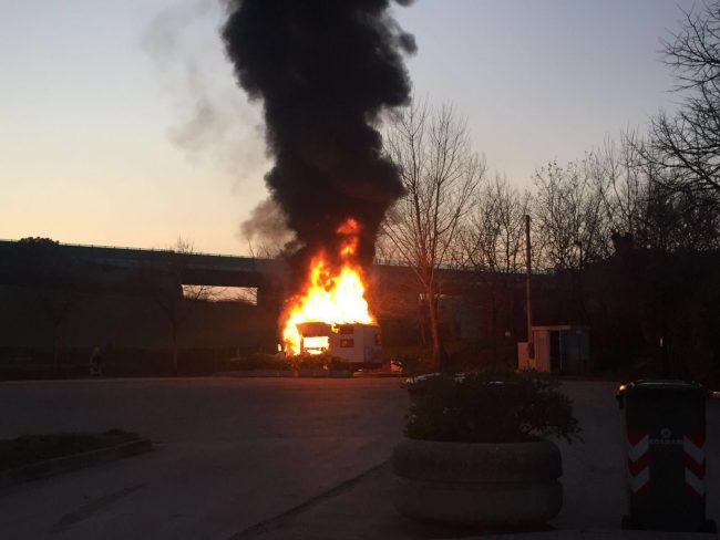incendio-camper-porto-potenza-picena-1-650x488