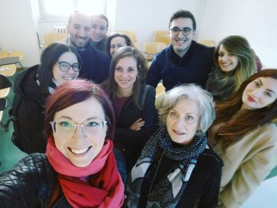 02-Giulia-Con-Marisa-Borraccini-e-studenti-400x300