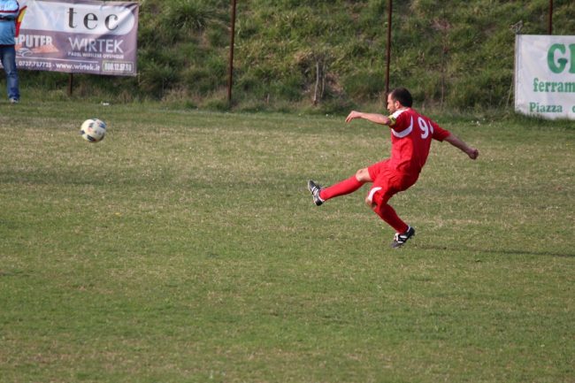 1-Il-calcio-di-punizioone-che-ha-generato-il-300°-gol-di-Fede-650x433