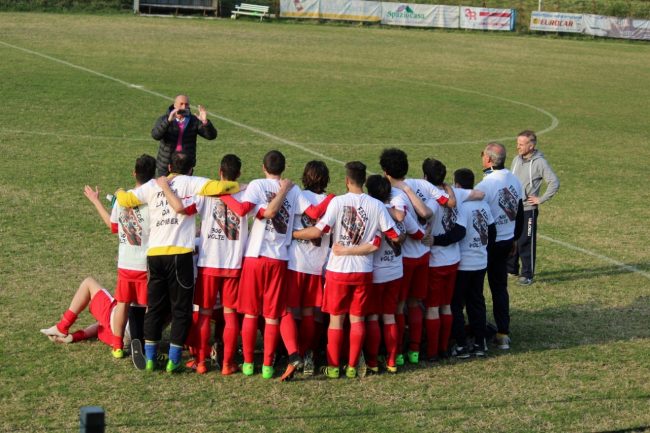 4-Fede-festeggiato-dai-compagni-di-squadra.-Il-presidente-fa-una-foto-ricordo-650x433