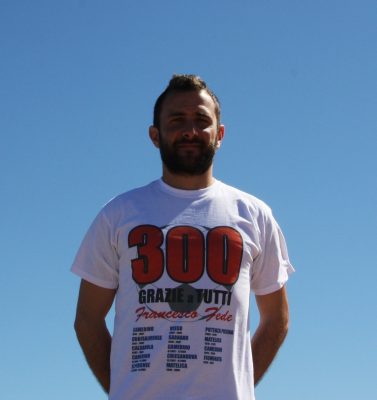 6-Fede-con-la-maglia-dove-sono-riportate-le-tappe-della-sua-carriera-377x400