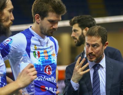 Coach-Adriano-Di-Pinto-parla-ai-giocatori-foto-Rossi