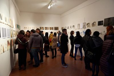 Un-momento-della-mostra-A-più-voci-nello-spazio-Mirionima