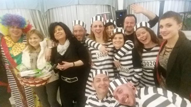 VEGLIONE-CARNEVALE-GRUPPO-MASCHERATO-E-FASCE-16996290_1431303913575961_3405890947205432076_n-650x366