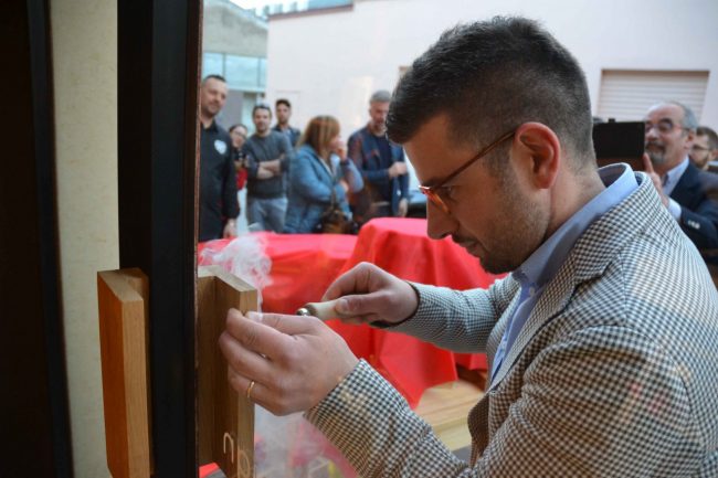 arch.-Capriotti-imprime-logo-su-maniglia-ingresso