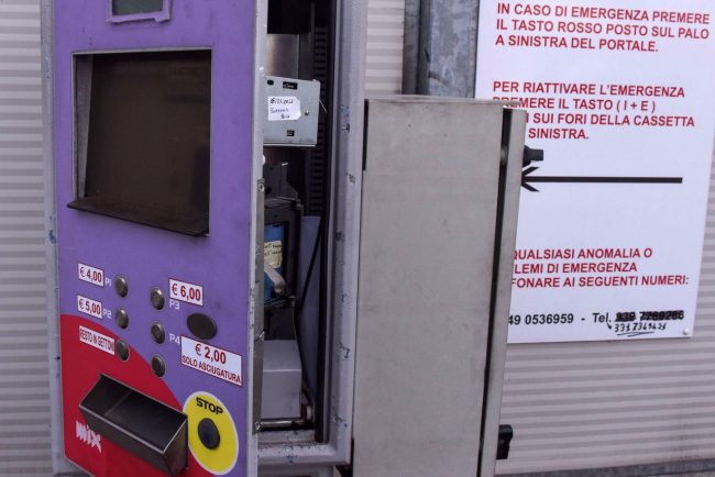 furto-autolavaggio-zona-industriale-civitanova-2-650x434