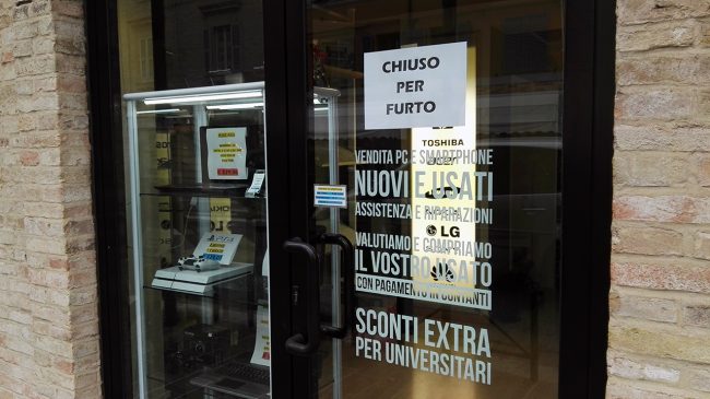 furto-computer-corso-cairoli-macerata_foto-LB-5-650x365