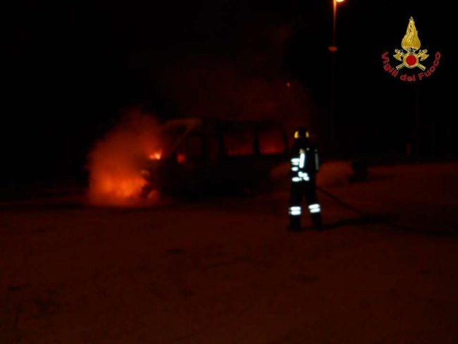 incendio-furgone-corridonia-3-650x488