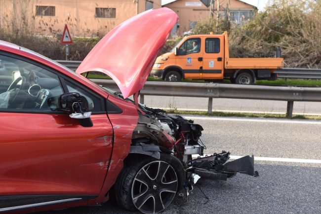 incidente-superstrada-scontro-auto-civitanova-FDM-8-650x434