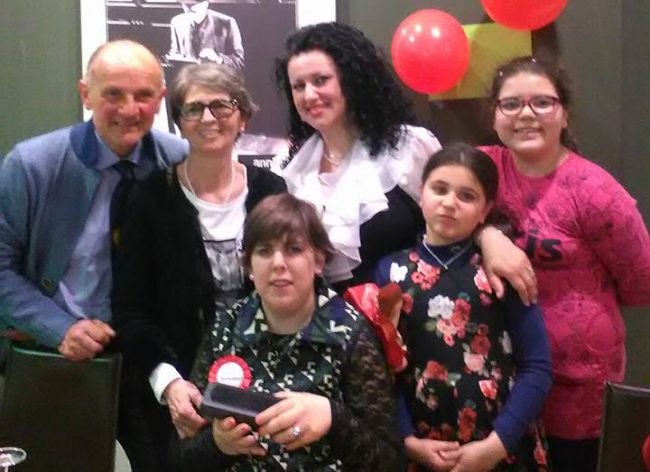 Maria-con-la-famiflia-e-lamicia-Ariuanna-prof.-Catia-Giaconi