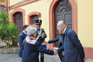 Mario-Pianesi-invitato-al-saluto-ai-militari-in-partenza-per-il-Libano-2-325x216
