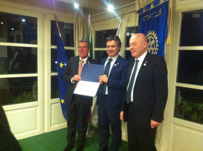 Rettore-Prof.-Flavio-Corradini-riceve-il-Paul-Harris-Fellow