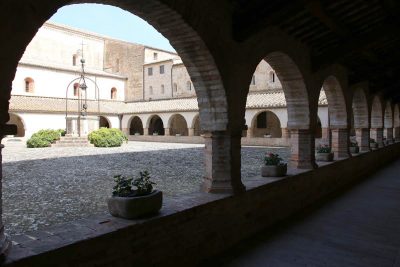 abbadia-fiastra-area-camper-e-riapertura-chiostro_foto-LB-18-400x267