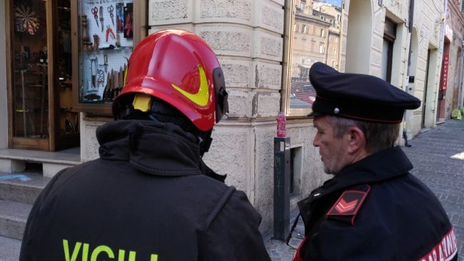 atto_vandalico_piazza_mazzini_macerata-1-650x366