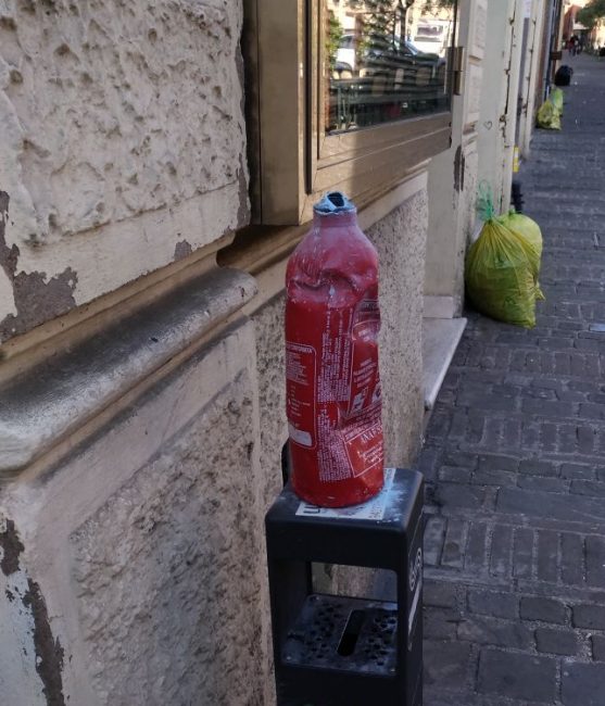 atto_vandalico_piazza_mazzini_macerata-2-e1493030804958-557x650
