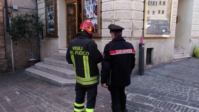 atto_vandalico_piazza_mazzini_macerata-3-650x366