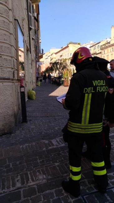 atto_vandalico_piazza_mazzini_macerata-4-366x650