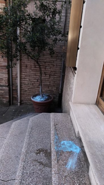 atto_vandalico_piazza_mazzini_macerata-5-366x650