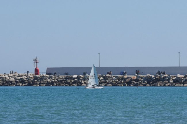 barca-a-vela-davanti-al-molo-porto-civitanova-FDM