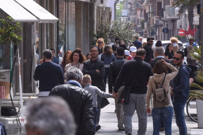 corso-umberto-affollato-civitanova-1-650x433