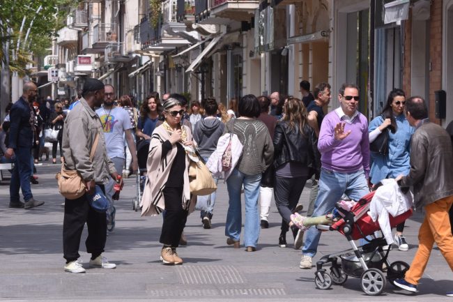 corso-umberto-affollato-civitanova-2-650x433
