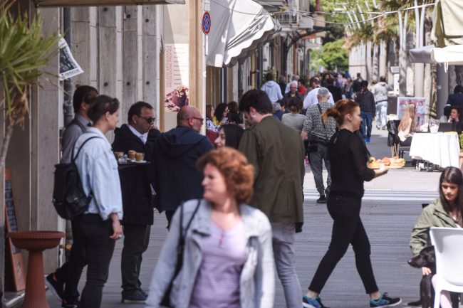 corso-umberto-affollato-civitanova-3-650x433