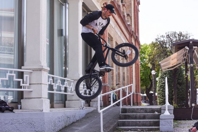 evoluzioni-bmx-lido-cluana-acrobazie-biciletta-civitanova-2-650x434