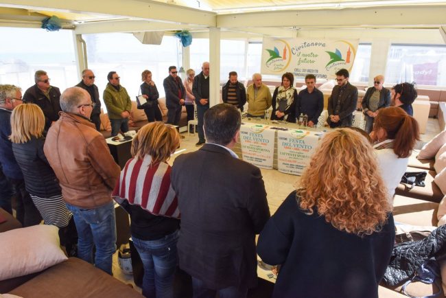 festa-del-vento-2017-raccoglimento-per-scomparsa-scarponi-civitanova-FDM-1-650x434