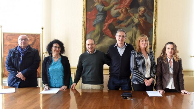 firma-convenzione-scuole-bernacchia-paglialunga-corvatta-balboni-mercatili-boccanera-civitanova-FDM-1-650x365