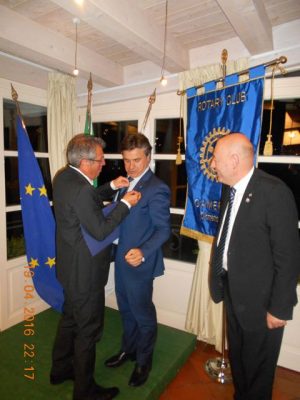 foto-2-rettore-Corradini-Governatore-Raschiatori-e-presidente-Rotary-camerte-Santacchi-300x400
