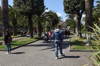 gente-a-passegio-giardini-di-piazza-xx-settembre-civitanova-FDM-2-325x217