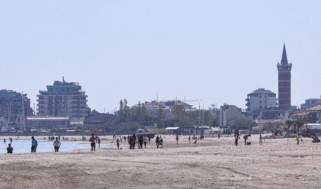 gente-a-prendere-il-sole-in-spiaggia-cristo-re-lungomare-nord-civitanova-7-650x383