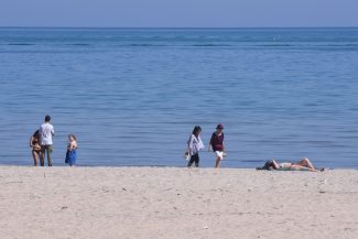 gente-a-prendere-il-sole-in-spiaggia-lungomare-nord-civitanova-1-325x217