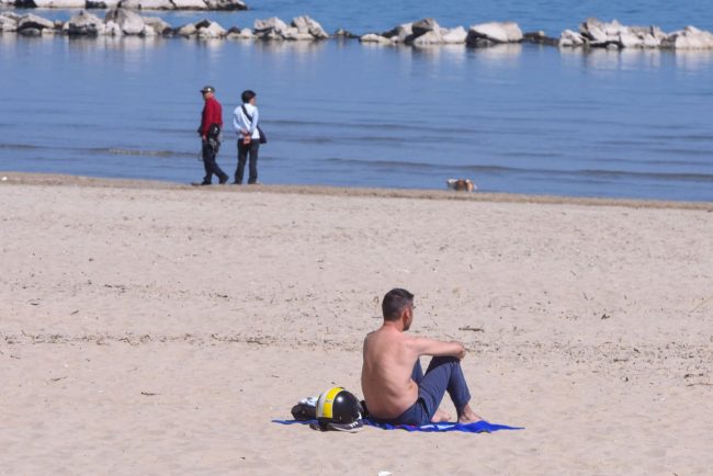 gente-a-prendere-il-sole-in-spiaggia-lungomare-nord-civitanova-2-650x434