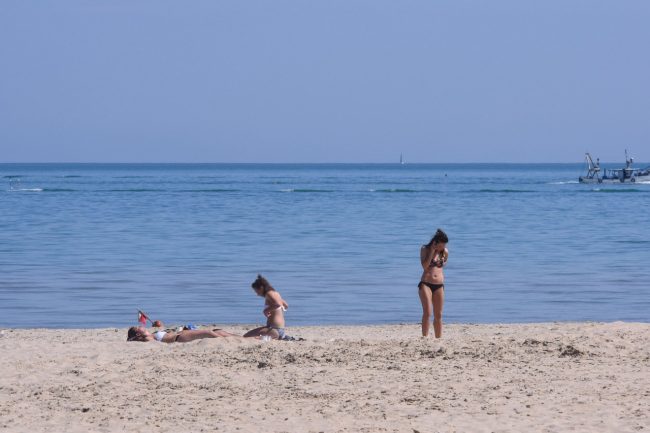 gente-a-prendere-il-sole-in-spiaggia-lungomare-nord-civitanova-3-650x433