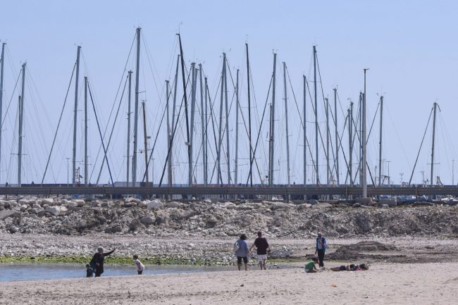 gente-a-prendere-il-sole-in-spiaggia-lungomare-nord-civitanova-4-650x433