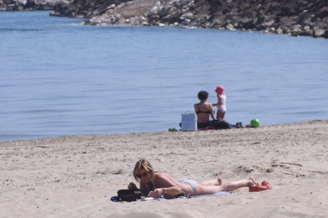 gente-a-prendere-il-sole-in-spiaggia-lungomare-nord-civitanova-5-650x433